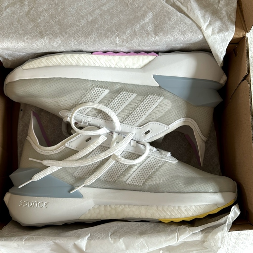 Adidas AVRYN_X runners